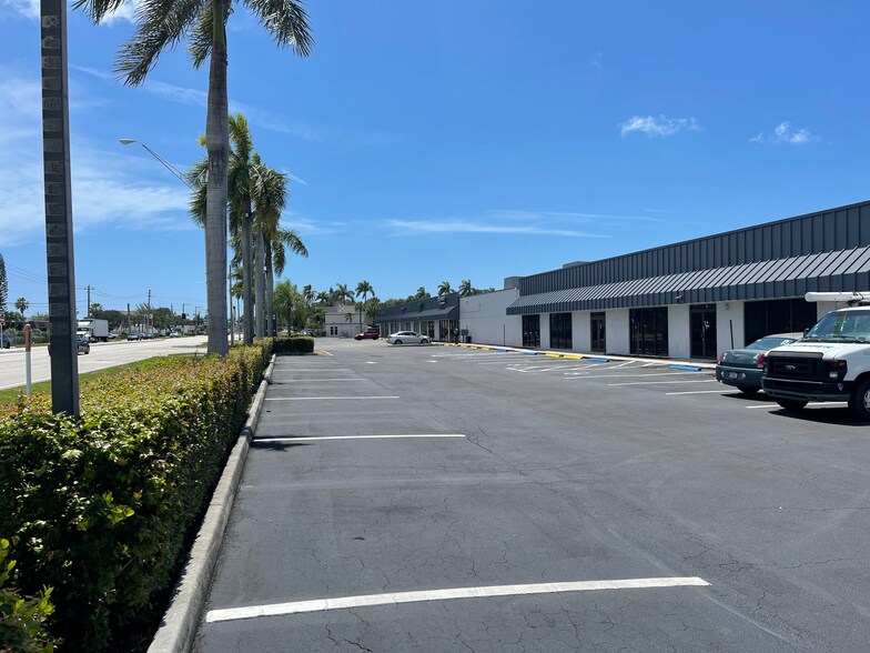 More Photos Of 3192-3194 W Hallandale Beach Blvd, Hallandale Freestanding For Lease
