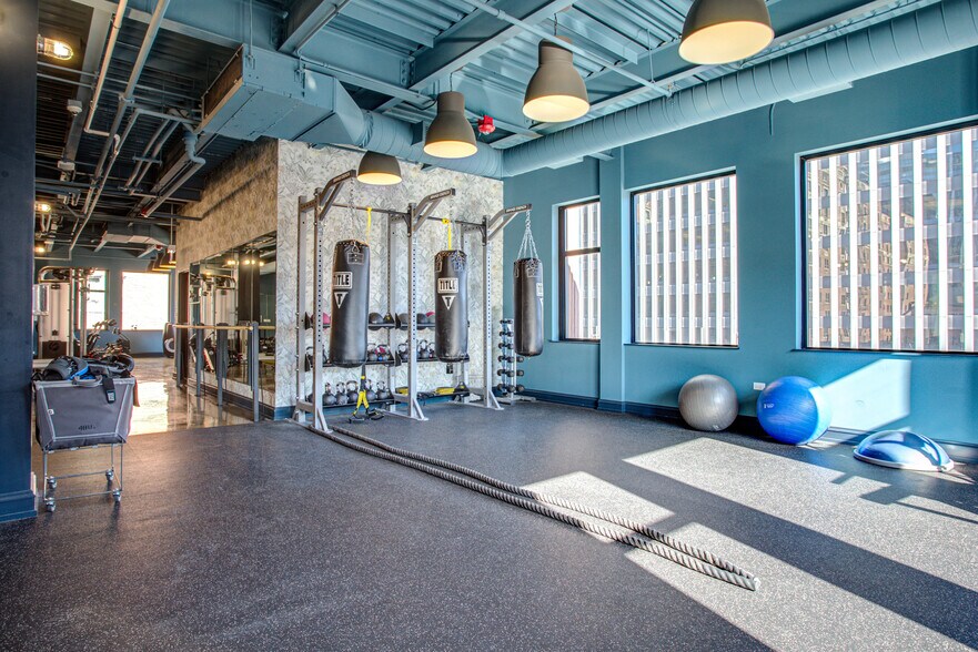 More Photos Of 30 E Adams St, Chicago Apartments For Lease