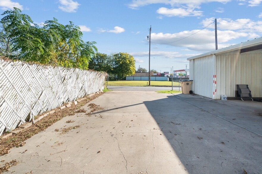 More Photos Of 503 W Central Ave, Comanche Warehouse For Sale