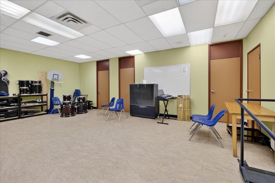 More Photos Of 11831 123 St NW, Edmonton Office For Sale