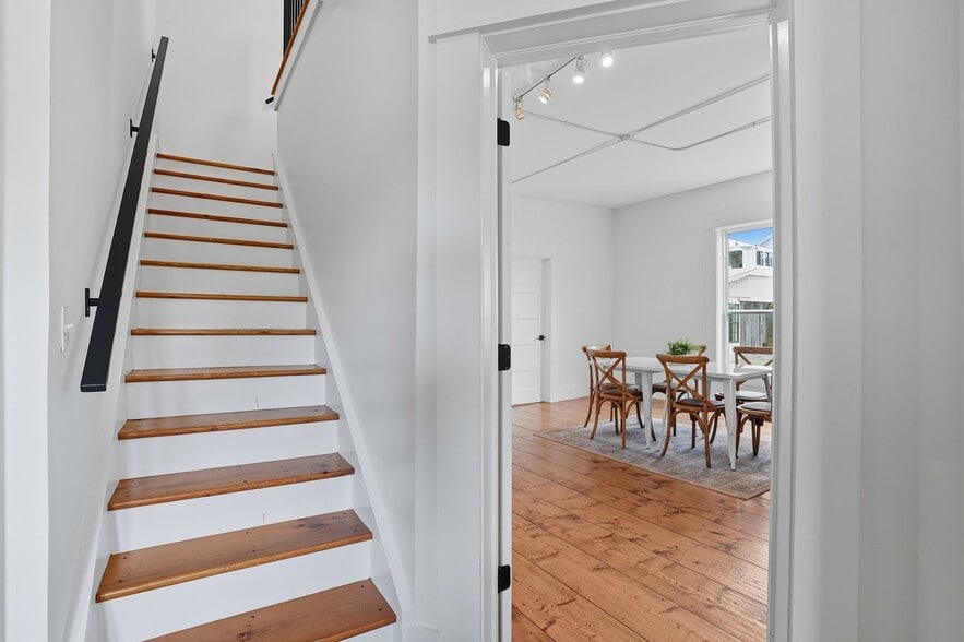 More Photos Of 924 S Main St, Broken Arrow Showroom For Sale