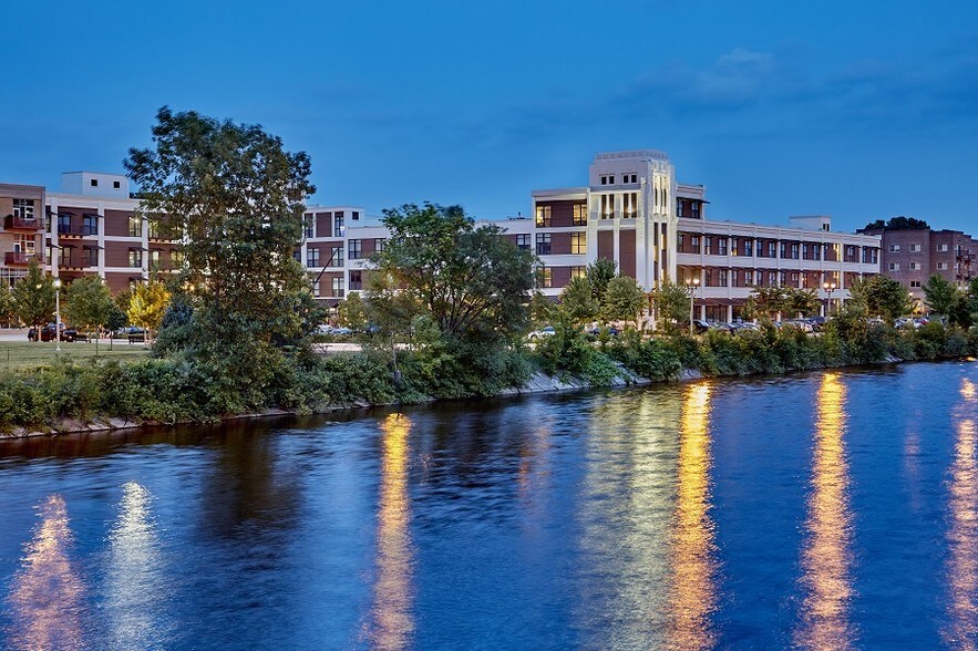 More Photos Of 611 Veterans Ave, West Bend Apartments For Lease