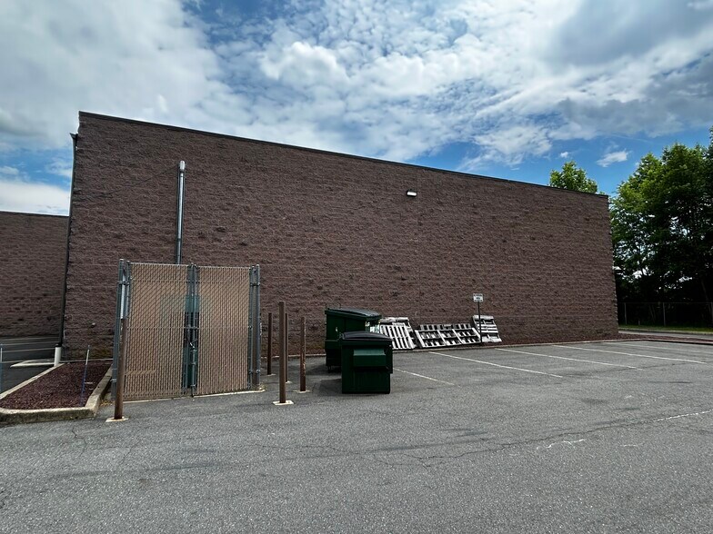 More Photos Of 14-16 Thomas J Rhodes Industrial Dr, Trenton Warehouse For Lease