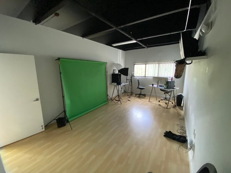 More Photos Of 2051 NW 112th Ave, Doral Showroom For Sale