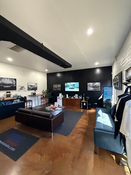 More Photos Of 712 S Hacienda Dr, Tempe Warehouse For Lease