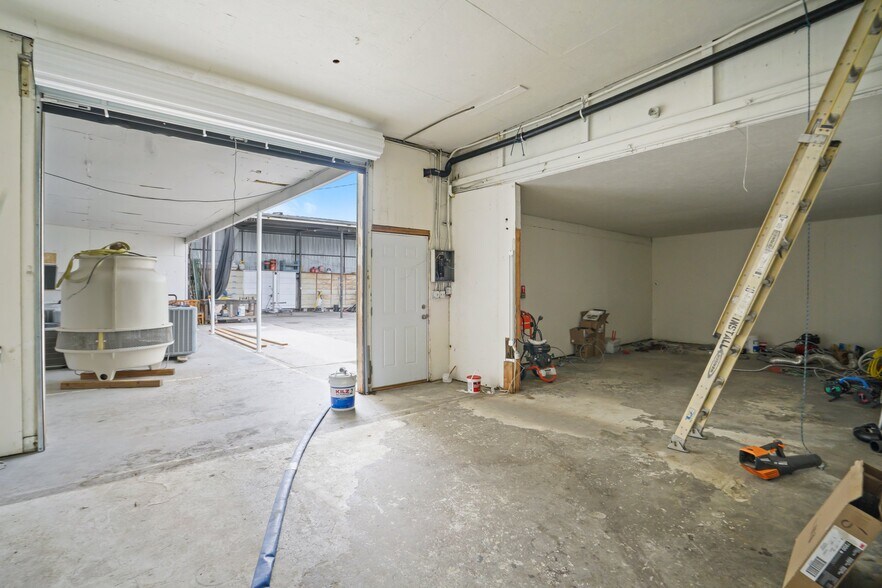 More Photos Of 21328 Hart St, Canoga Park Warehouse For Lease