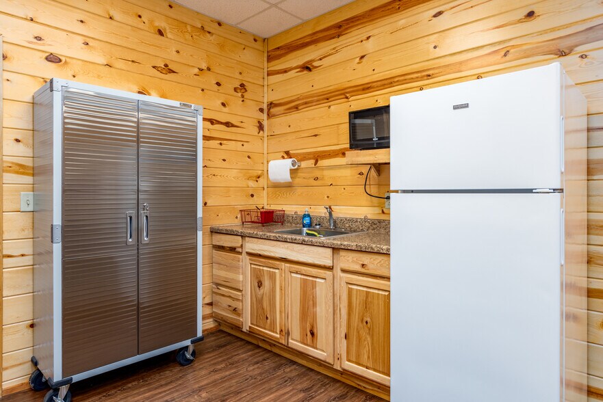 More Photos Of 1910 E Jackson St, Hugo Freestanding For Sale