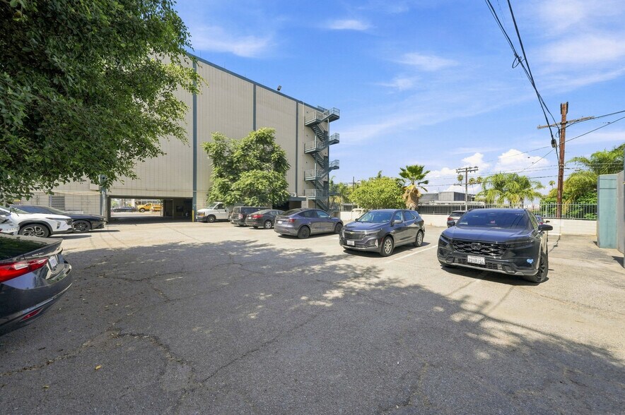 More Photos Of 2333 Beverly Blvd, Los Angeles Office For Lease