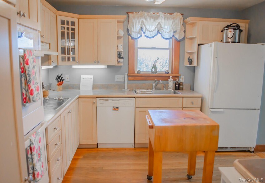 More Photos Of 8874 US Route 9W, Athens Office Residential For Sale