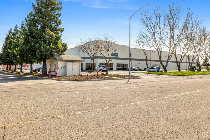 More Photos Of 4114 S Airport Way, Stockton Distribution For Lease
