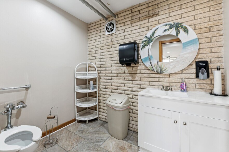 More Photos Of 506 College St W, Fayetteville Office Residential For Sale