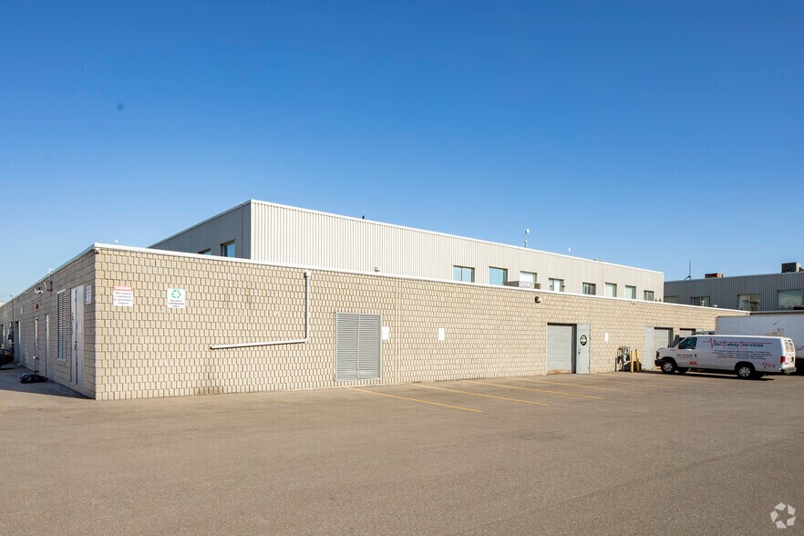 More Photos Of 2355 Derry Rd E, Mississauga Office For Sale