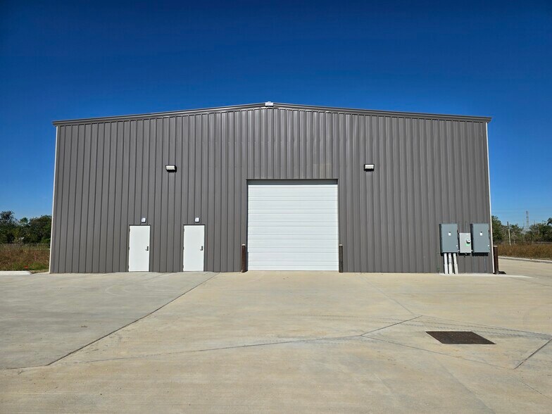 More Photos Of 320 E Olive St, League City Warehouse For Lease