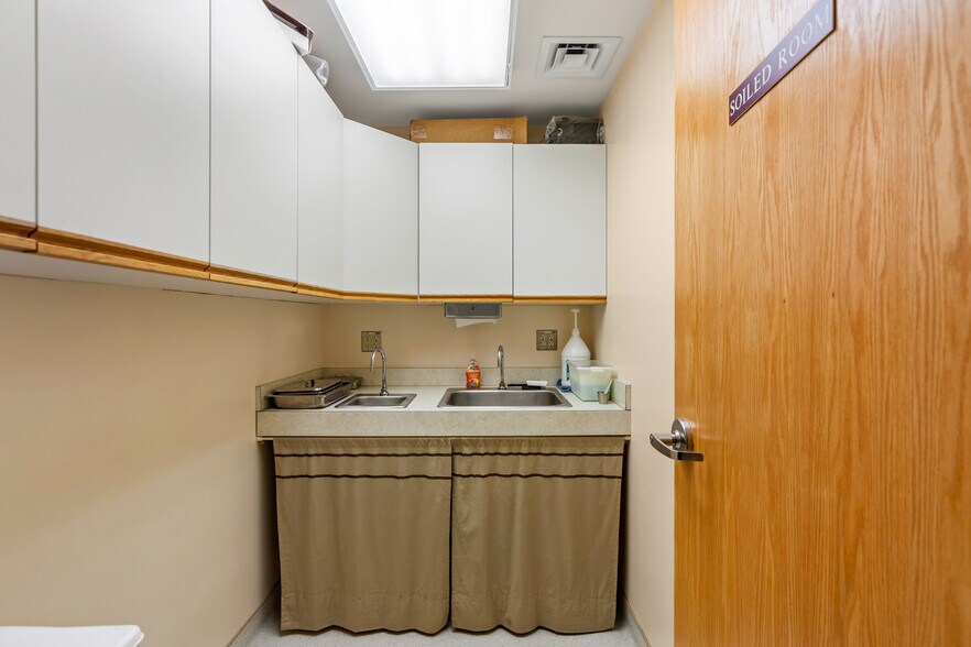 More Photos Of 85 Church St, Middletown Medical For Sale