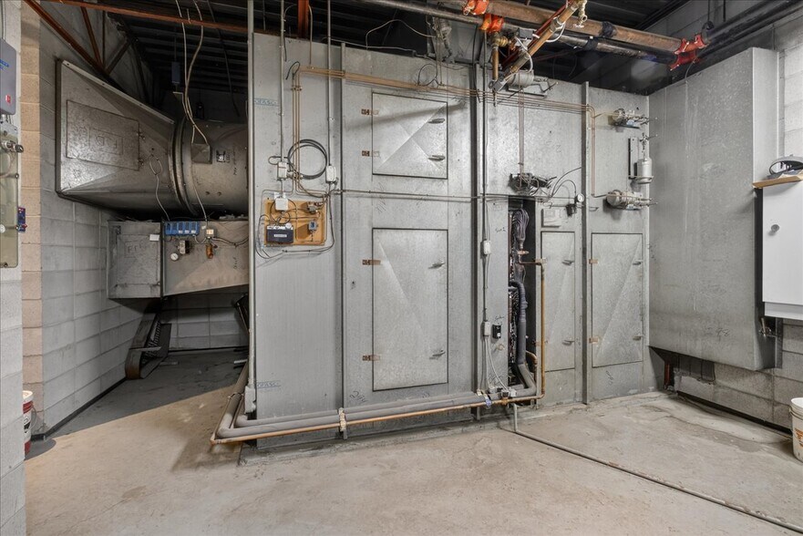 More Photos Of 11831 123 St NW, Edmonton Office For Sale