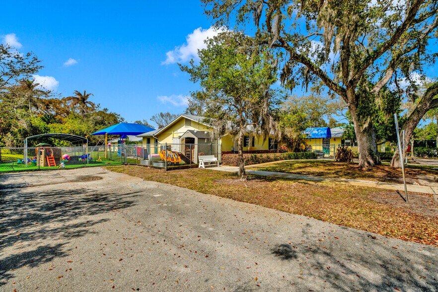 More Photos Of 1285 6th Ave, Vero Beach General Retail For Sale