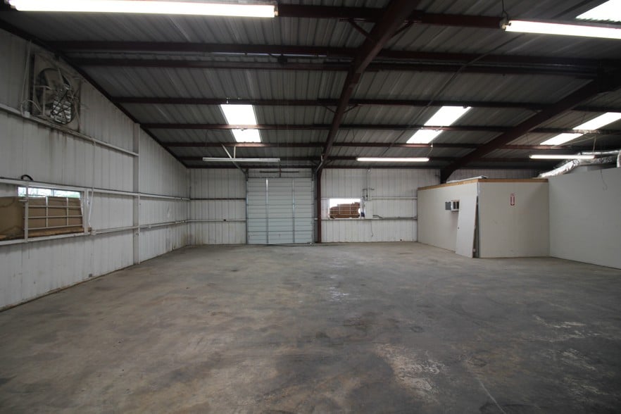 More Photos Of 61 Kinder, San Antonio Warehouse For Lease