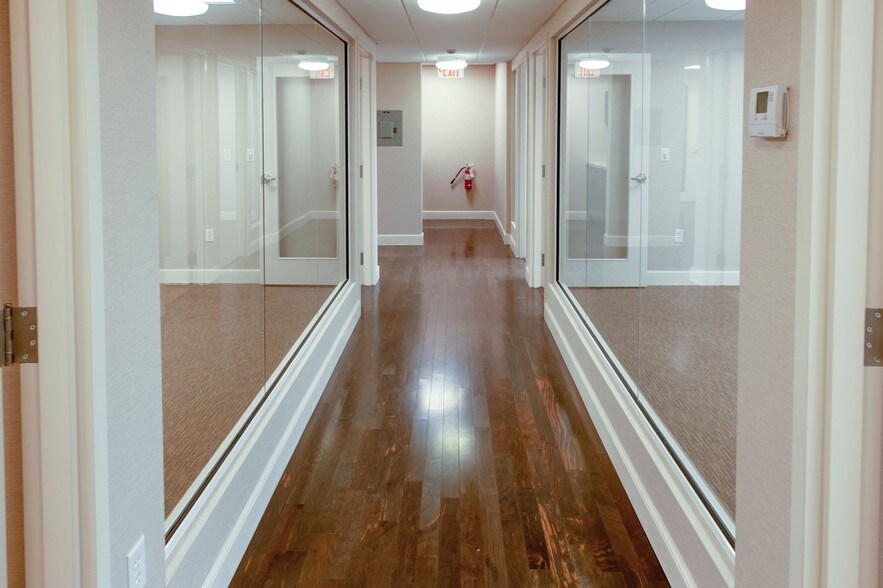 More Photos Of 324 Royal Palm Way, Palm Beach Office For Lease