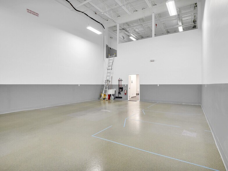 More Photos Of 8801 Business Park Dr, Fort Myers Warehouse For Lease