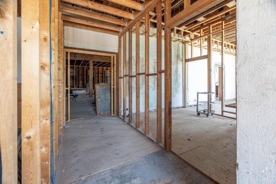 More Photos Of 5050 Broadway, Alamo Heights Restaurant For Sale