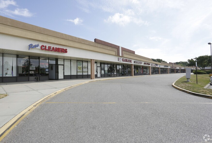 More Photos Of 655 E Main St, East Patchogue Storefront For Lease