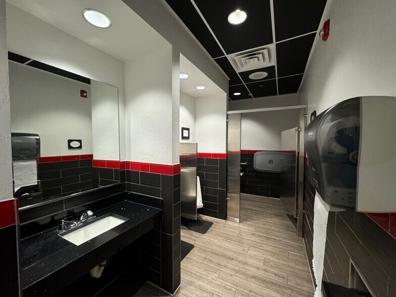 More Photos Of 1700 Shedeck Pky, Yukon Restaurant For Lease