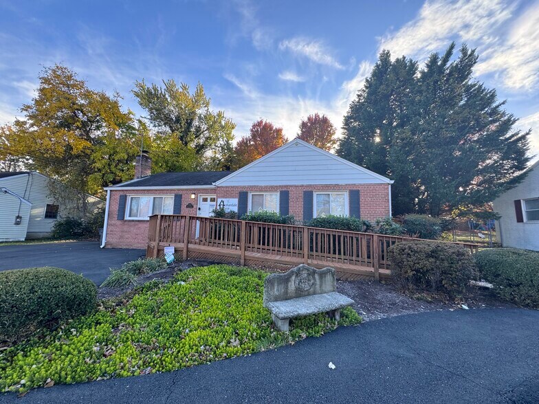 Primary Photo Of 7217 Poplar St, Annandale Office Residential For Sale