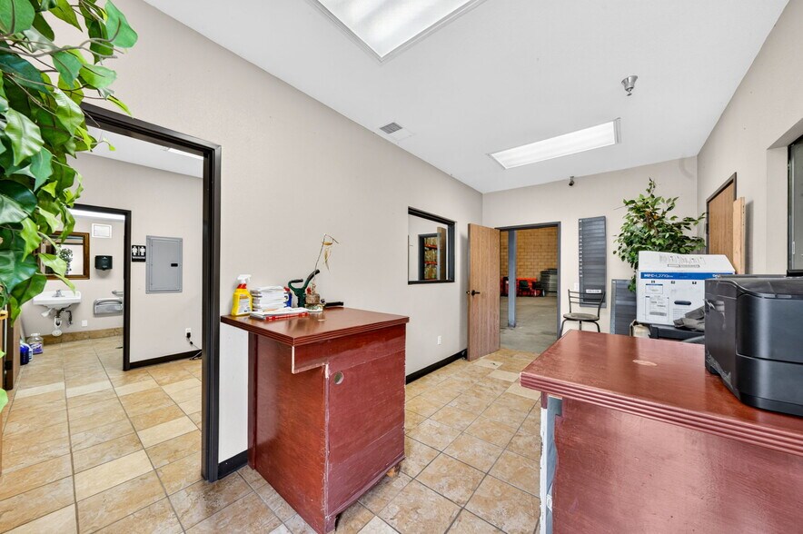 More Photos Of 4910 W Adams Blvd, Los Angeles Industrial For Lease