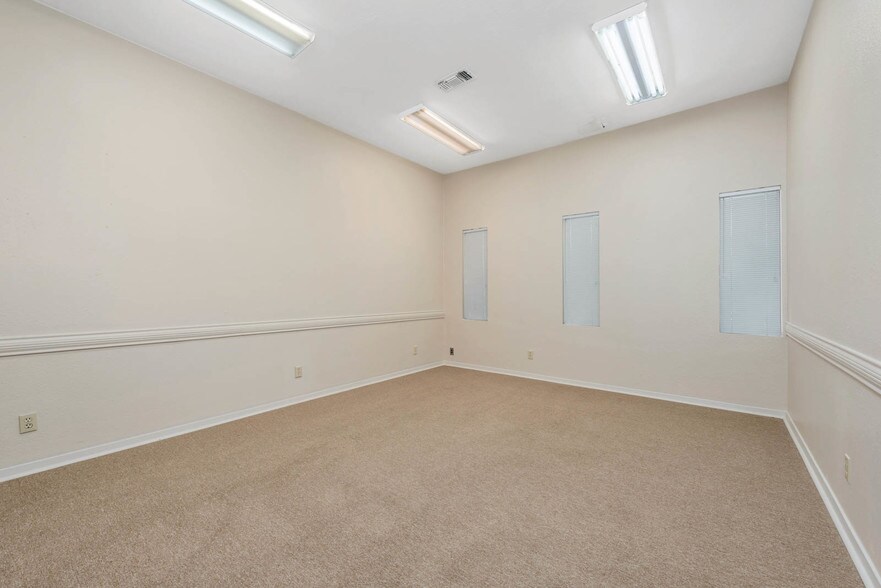 More Photos Of 1803 Greenfield Plz, Bryan Office For Lease