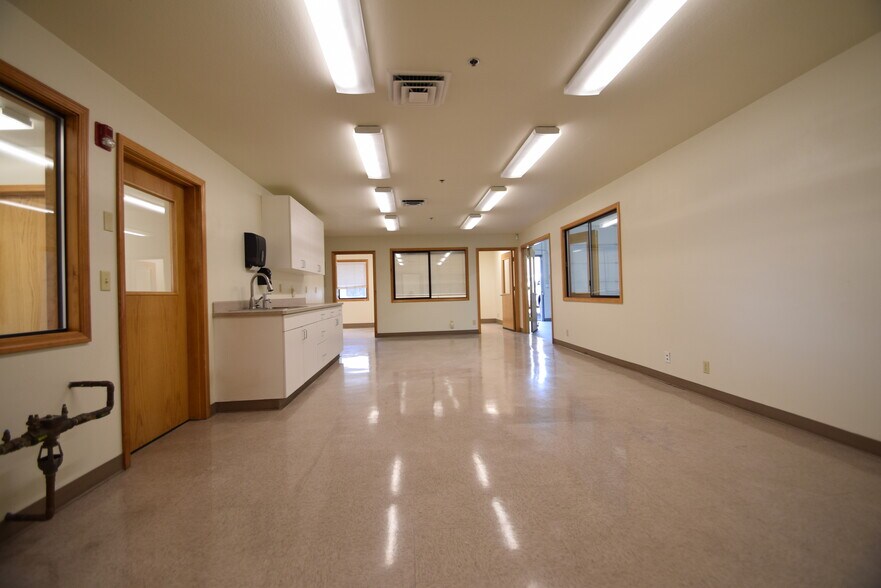 More Photos Of 742-746 SE Glenwood Dr, Bend Manufacturing For Lease