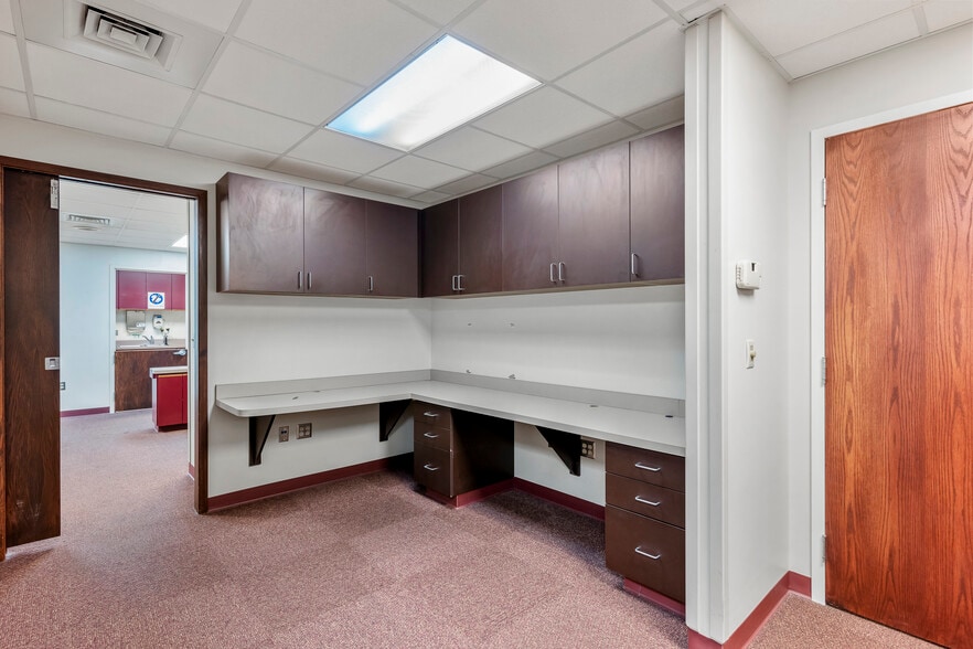 More Photos Of 820 S Illinois Ave, Republic Medical For Sale