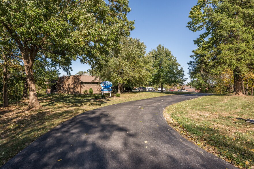 More Photos Of 1423 Randy Ln, Jefferson City Office For Sale