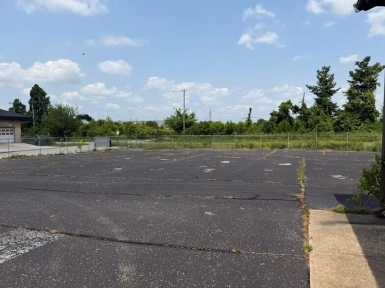 More Photos Of 950 Glengarry Drive, Fairdale Industrial For Sale