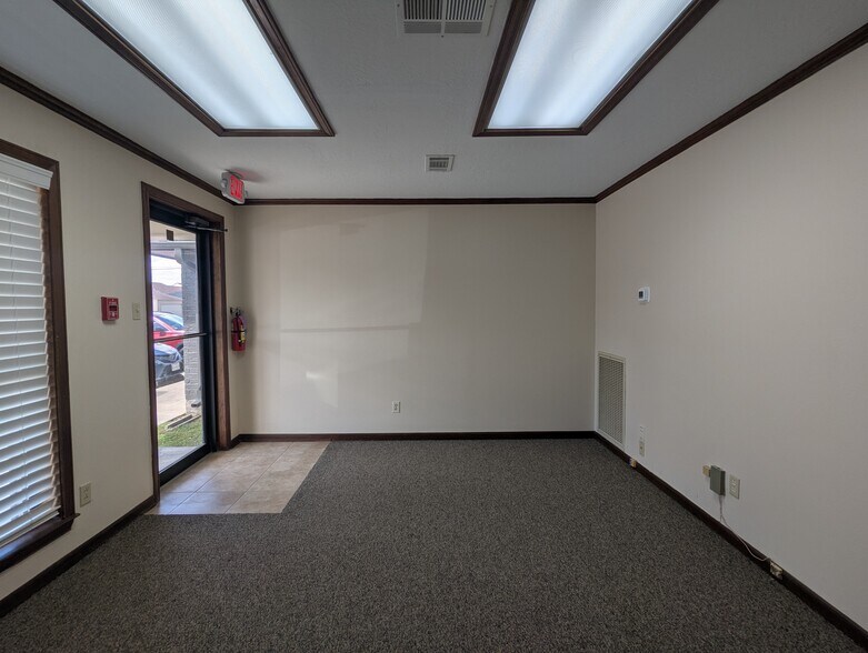 More Photos Of 8141 Gladys Ave, Beaumont Office For Lease