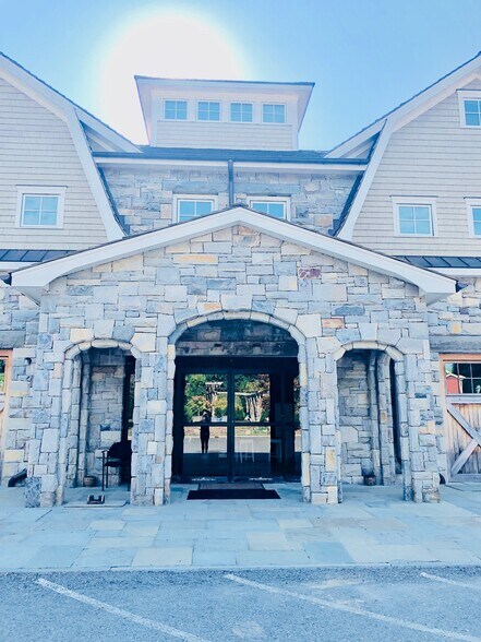 More Photos Of 1194 King St, Greenwich Freestanding For Lease