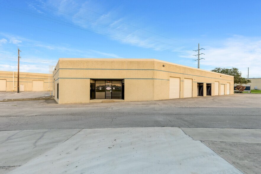 More Photos Of 5008-5030 Service Center Dr, San Antonio Unknown For Lease