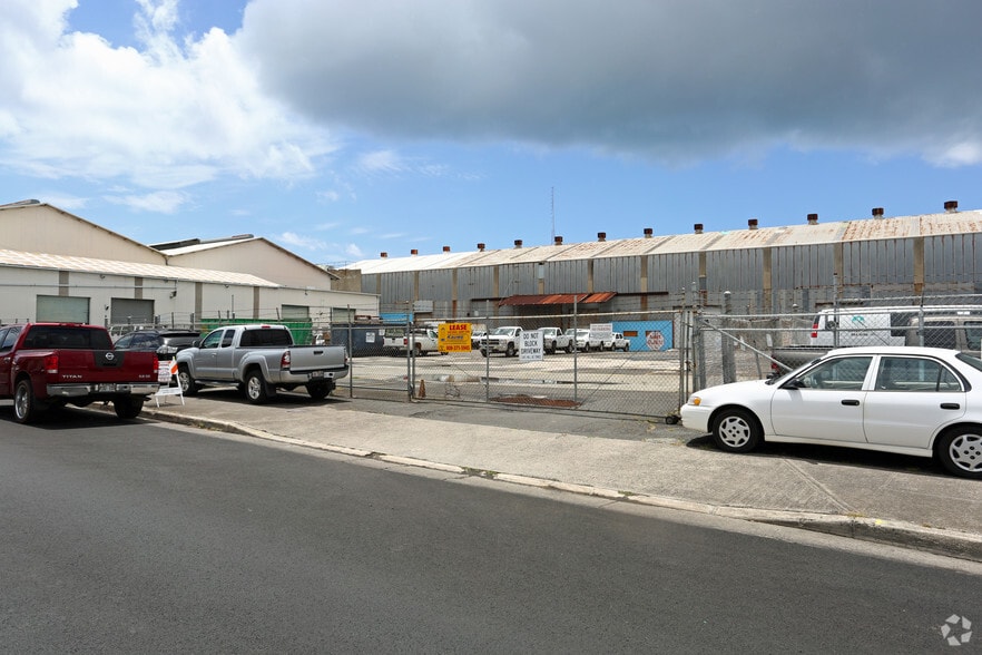 More Photos Of 926 Kohou St, Honolulu Warehouse For Lease