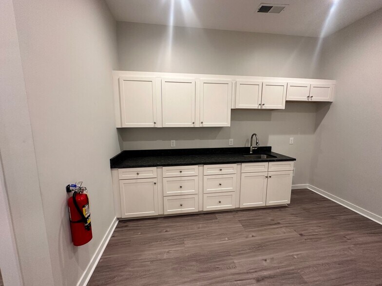 More Photos Of 6110 McFarland Station Dr, Alpharetta Medical For Lease