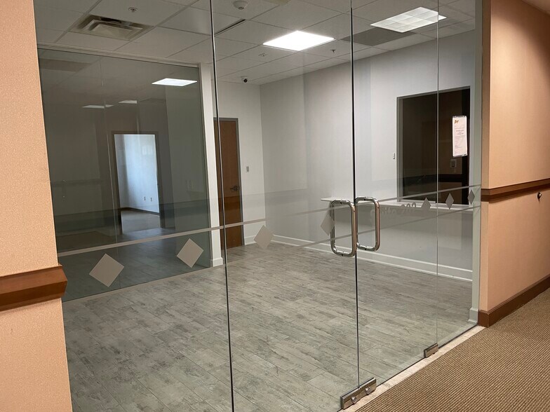 More Photos Of 15500 Lightwave Dr, Clearwater Office For Lease