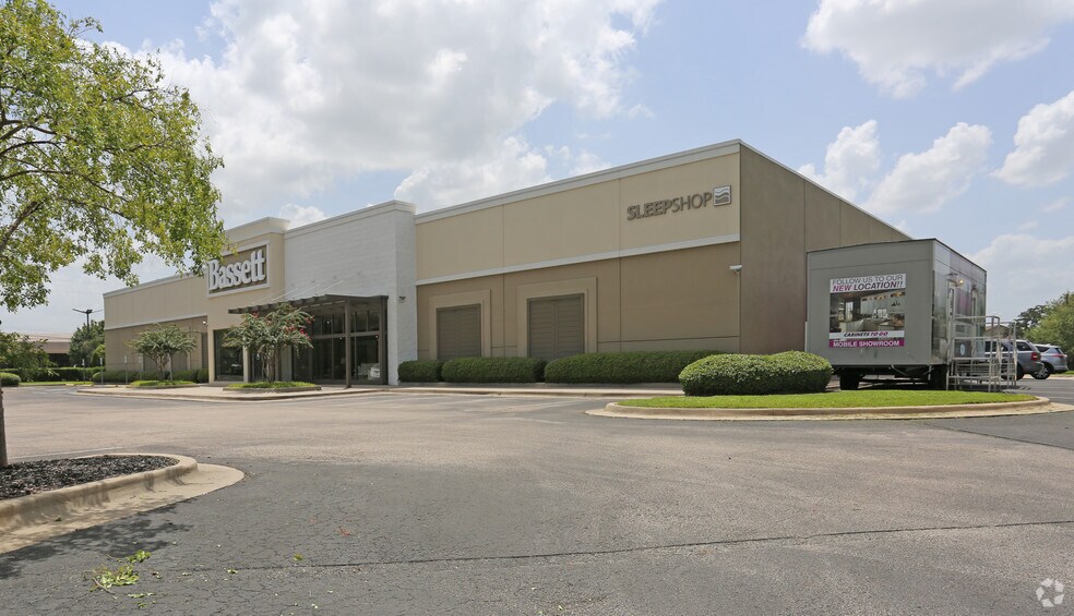 More Photos Of 17955 North Fwy, Houston Freestanding For Lease