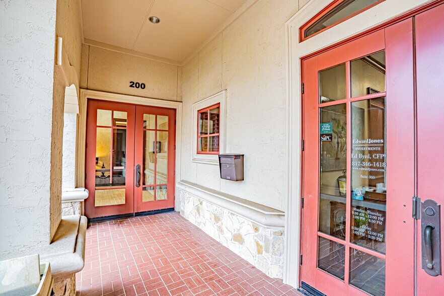 More Photos Of 6620 Bryant Irvin Rd, Fort Worth Medical For Lease