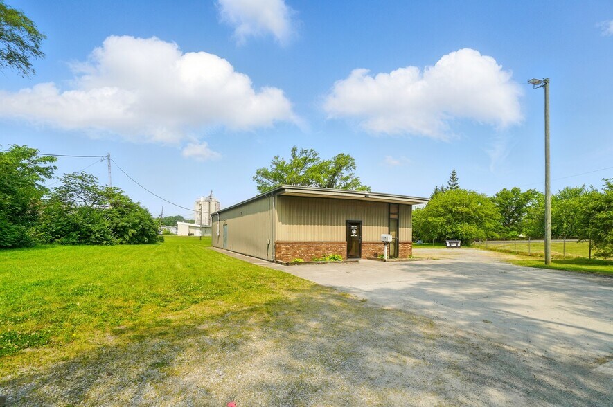 More Photos Of 1007 N Center St, Lima Light Distribution For Sale