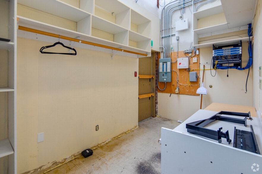 More Photos Of 1601-1715 152 St, Surrey Storefront Retail Office For Lease