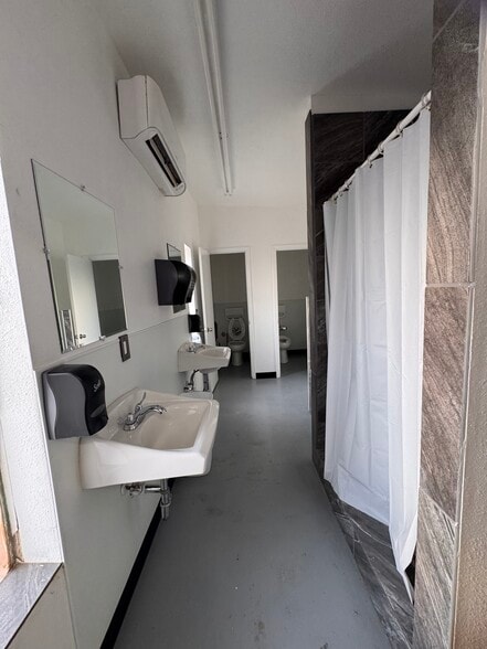 More Photos Of 2210 W Marland St, Hobbs Warehouse For Sale