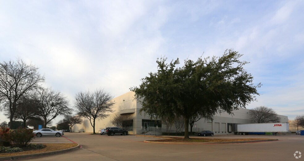 More Photos Of 1520 Luna Rd, Carrollton Warehouse For Lease