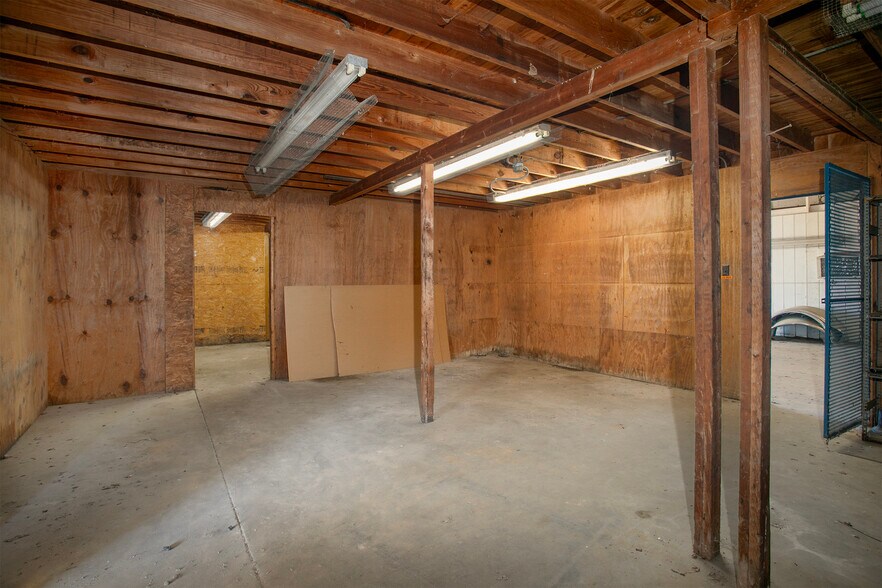 More Photos Of 5425 W Oak St, Palestine Flex For Lease