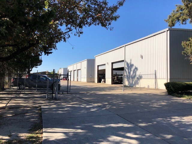 More Photos Of 2501 Karbach St, Houston Warehouse For Lease