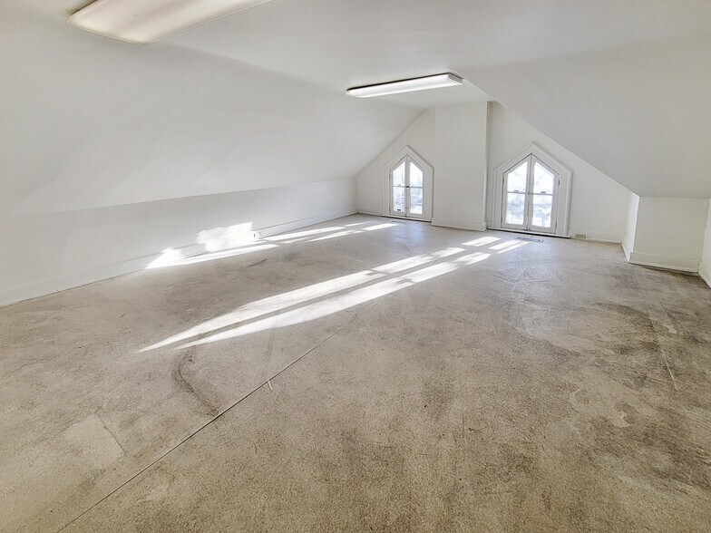 More Photos Of 1730 Madison Rd, Cincinnati Office For Sale