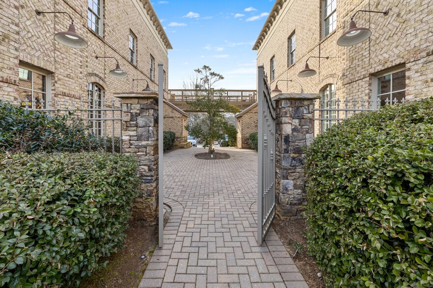 More Photos Of 12540 Broadwell Rd, Alpharetta Storefront Retail Office For Lease