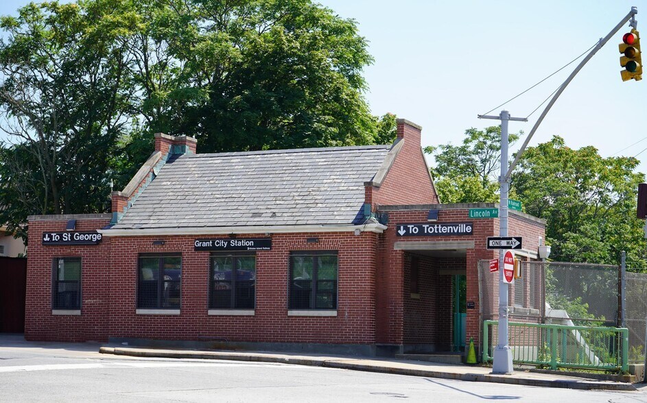 More Photos Of 95-97 Lincoln Ave, Staten Island Storefront For Lease